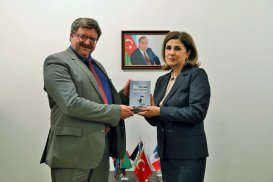 مسؤول السفارة النرويجية يزور مركز الترجمة الأذربيجانية